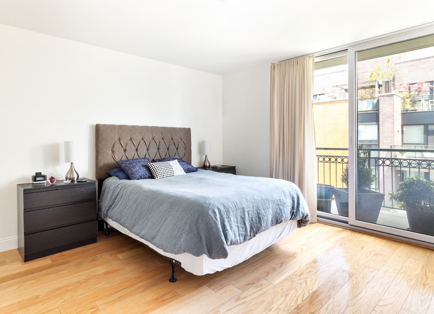 52 Dean Street, Unit 4A Brooklyn, NY 11201 - Photo 3 of 7 a bedroom with a bed and a large window