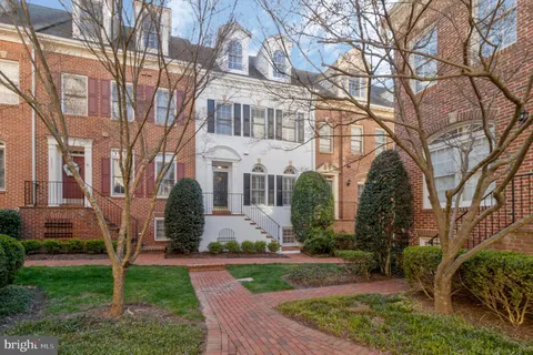 $925,000 | 8847 Ashgrove House Lane, Vienna, VA 22182