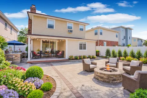 $899,000 | 232 Hawthorne Avenue | South New York