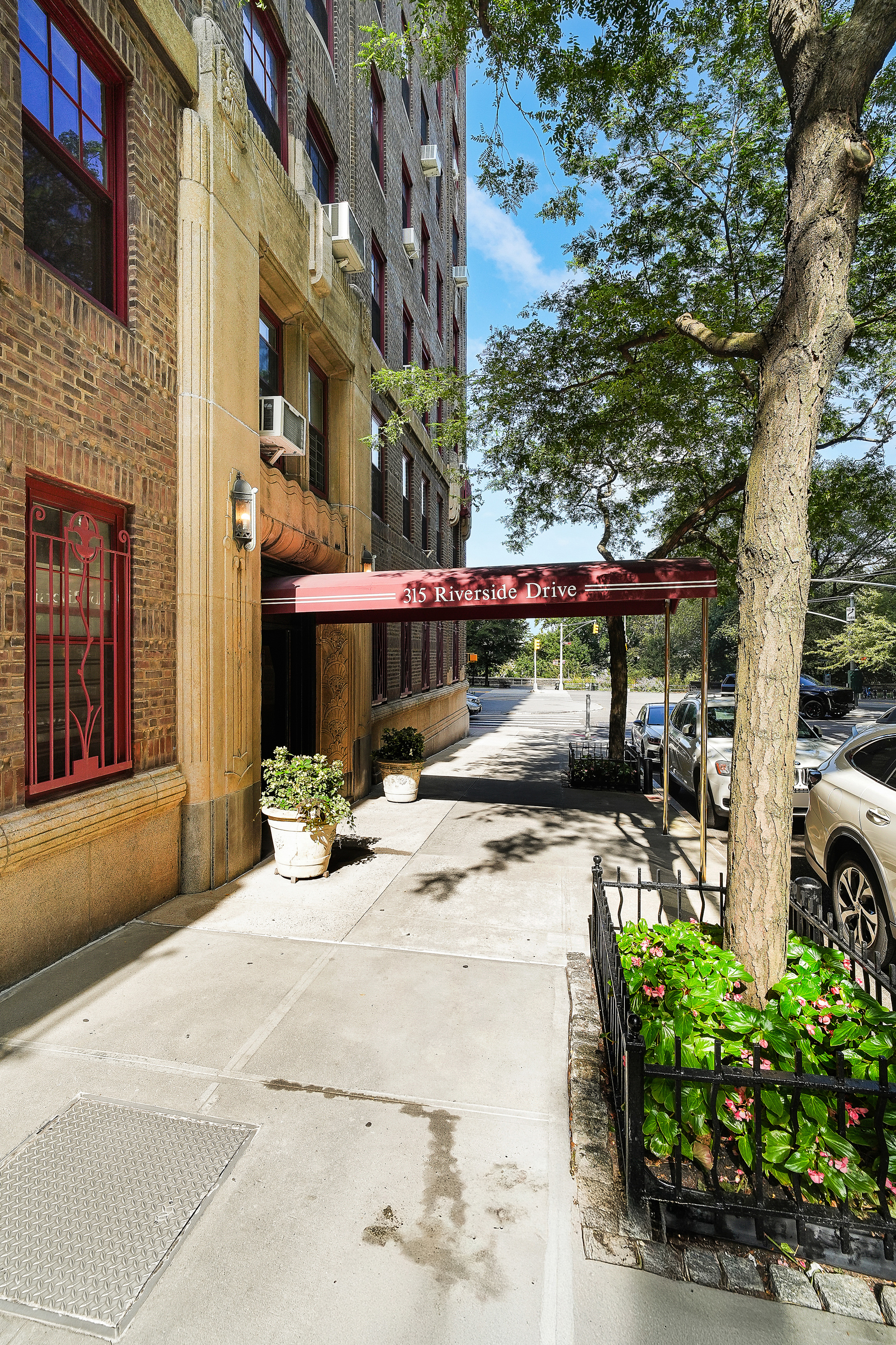 315 Riverside Drive, Unit 11B Manhattan, NY 10025 - Photo 18 of 19 a view of a chairs and tables in the patio
