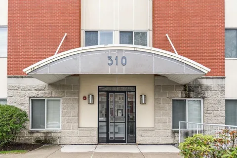 $1,199,000 | 310 Hammond Pond Parkway, Unit 301, Brookline, MA 02467
