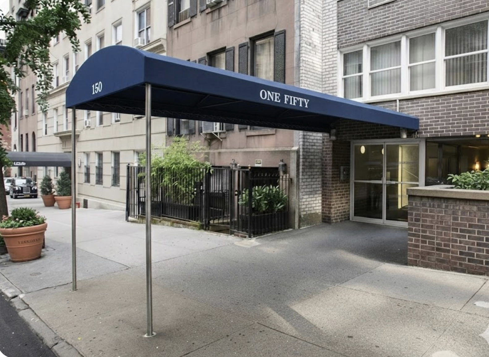 150 East 37th Street, Unit 10F Manhattan, NY 10016 - Photo 17 of 20 a view of a chairs and tables in the patio