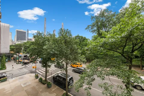 $2,750,000 | 860 5th Avenue, Unit 3H | Lenox Hill