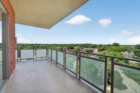 $1,100,000 | 4950 Central Street, Unit 805, Kansas City, MO 64112