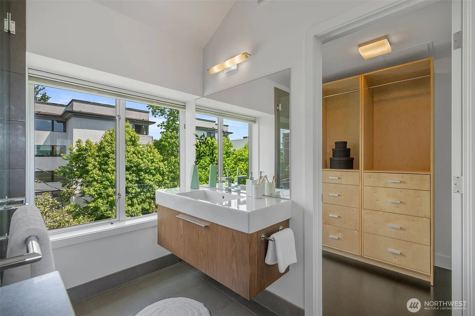 307 14th Avenue East, Unit B Seattle, WA 98112 - Photo 24 of 36