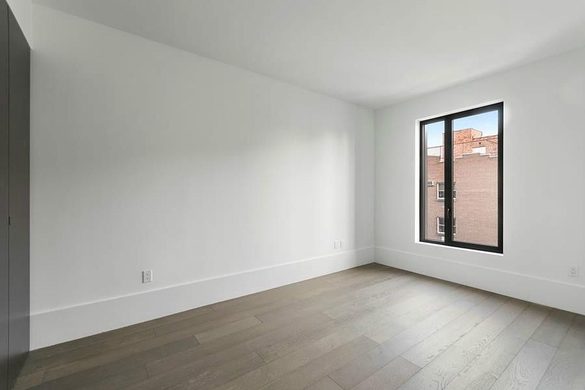 429 Kent Avenue, Unit 607 Brooklyn, NY 11249 - Photo 5 of 14 an empty room with a window