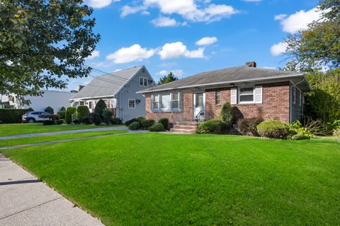 $669,000 | 522 Stewart Avenue | South New York