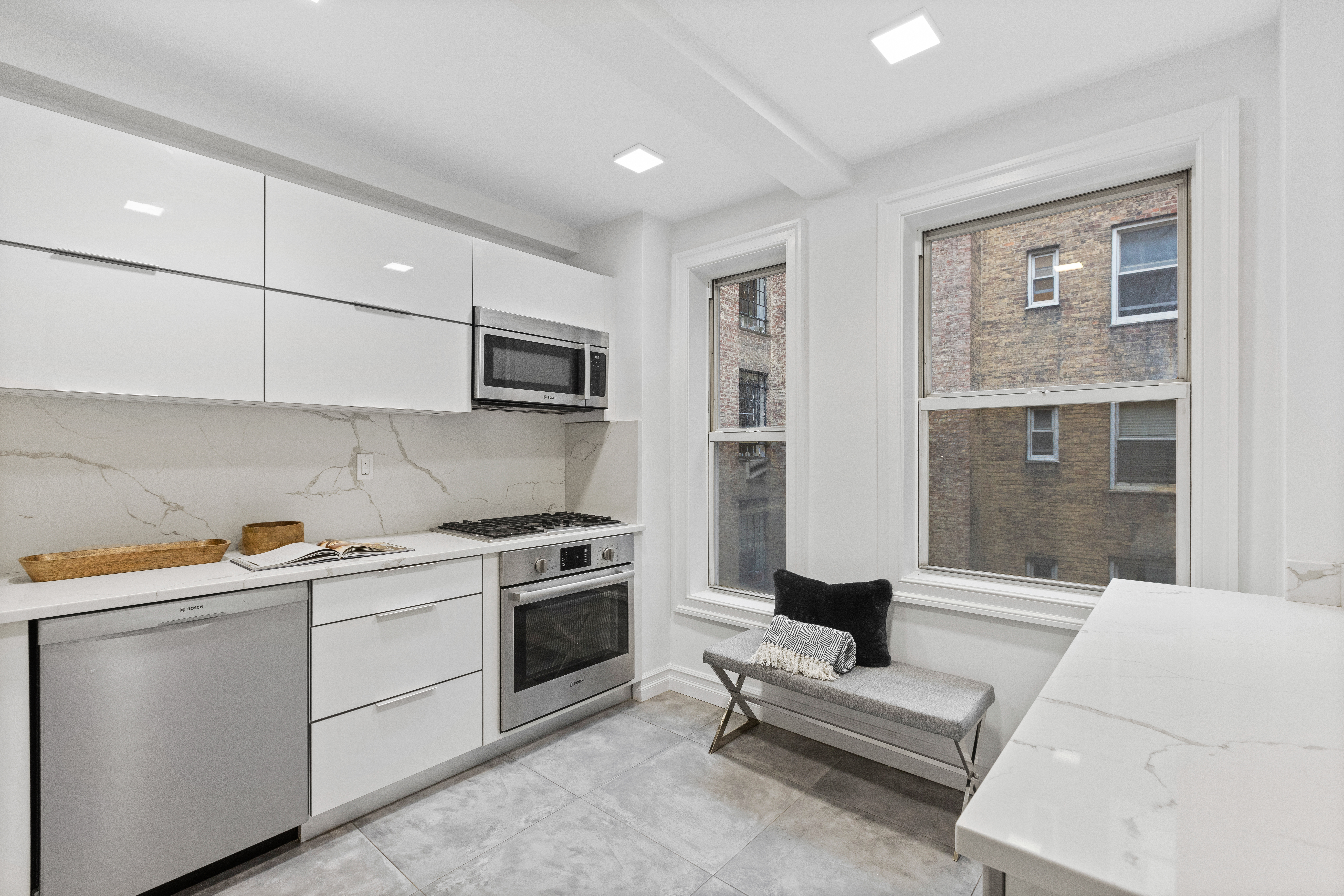 321 East 43rd Street, Unit 812 Manhattan, NY 10017 - Photo 2 of 11