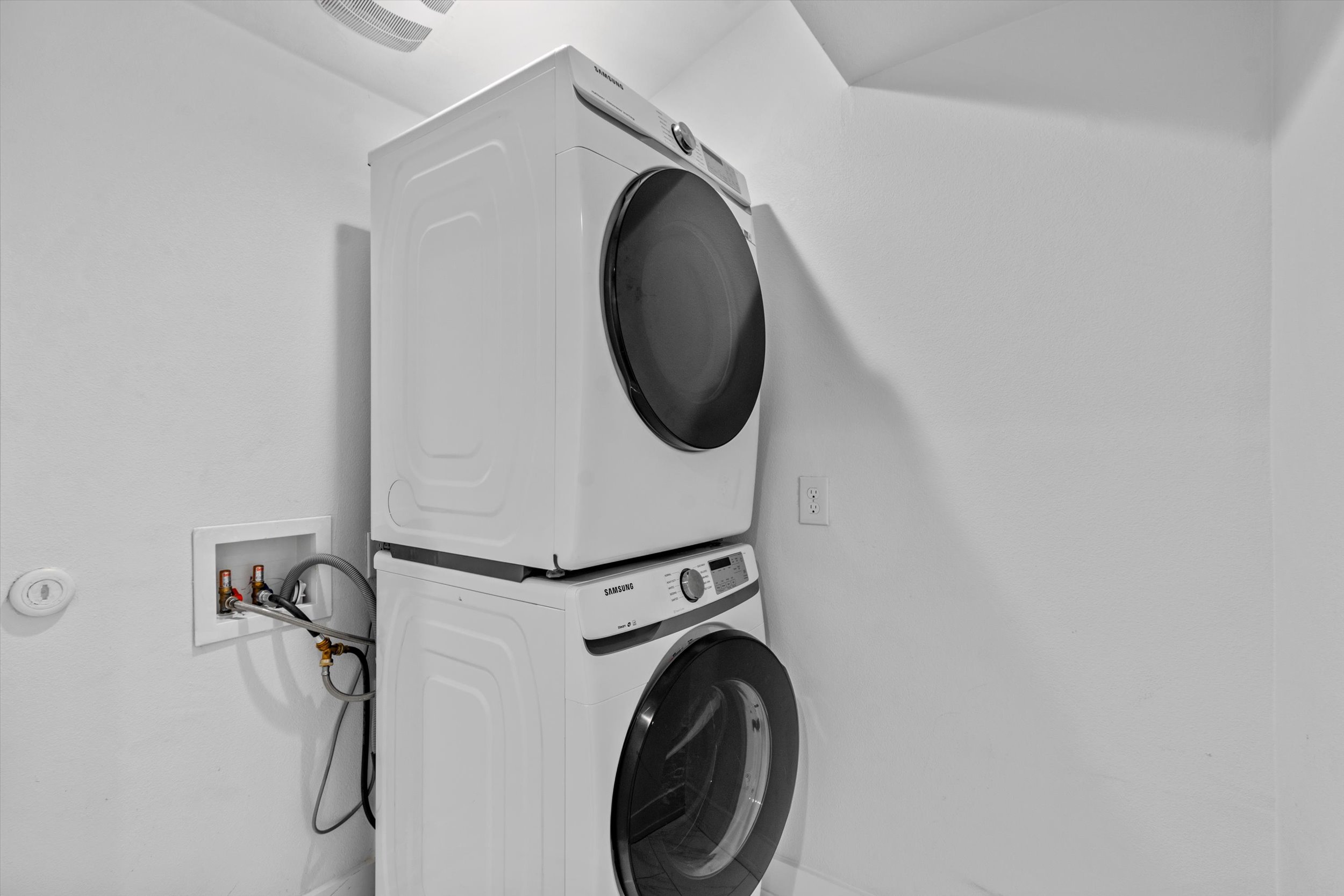 2712 Oak Springs Drive, Unit A Austin, TX 78702 - Photo 12 of 38 a utility room with dryer and washer