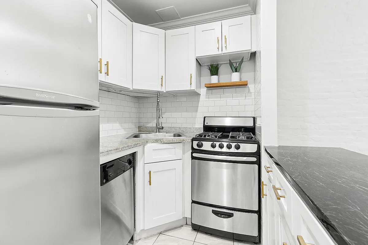 643 9th Avenue, Unit 4E Manhattan, NY 10036 - Photo 3 of 5