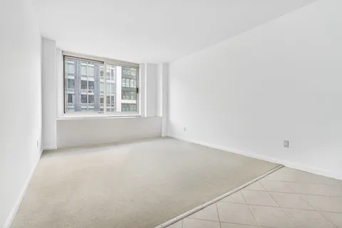 $3,195,000 | 201 West 72nd Street, Unit 8A | Upper West Side