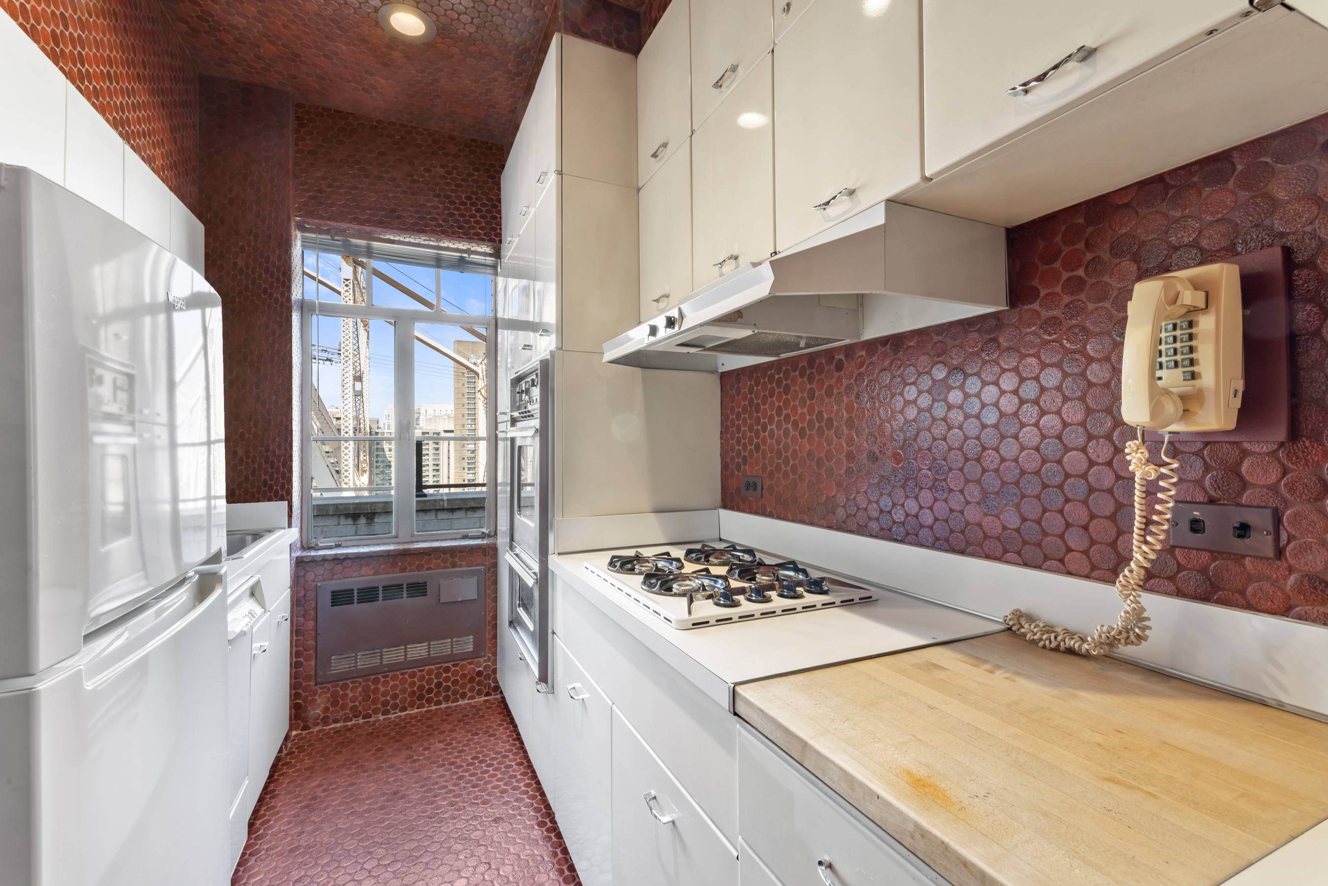 35 Sutton Place, Unit PHB Manhattan, NY 10022 - Photo 5 of 14 a kitchen that has a lot of cabinets and a stove