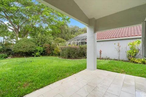 a view of a house with backyard and garden