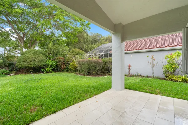 a view of a house with backyard and garden