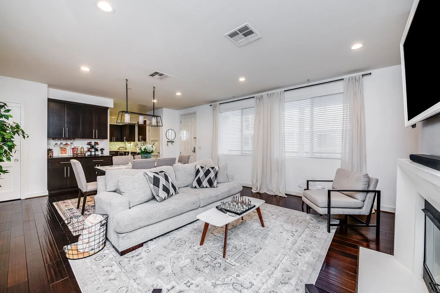 $849,000 | 10878 Bloomfield Street, Unit 211, Toluca Lake, CA 91602