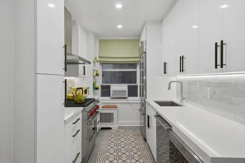 $2,699,000 | 50 East 72nd Street, Unit 10B | Lenox Hill