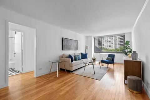 $750,000 | 2025 Broadway, Unit 5A | Upper West Side