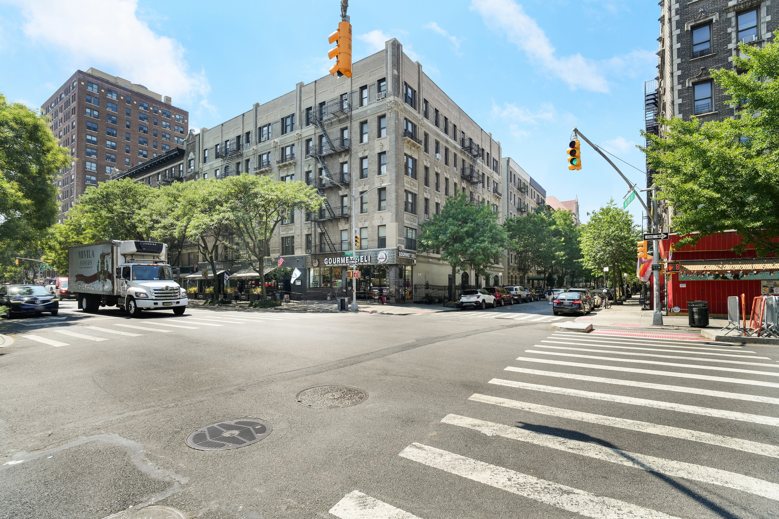 200 West 109th Street, Unit C1 Manhattan, NY 10025 - Photo 15 of 16 a building exterior with the view of buildings