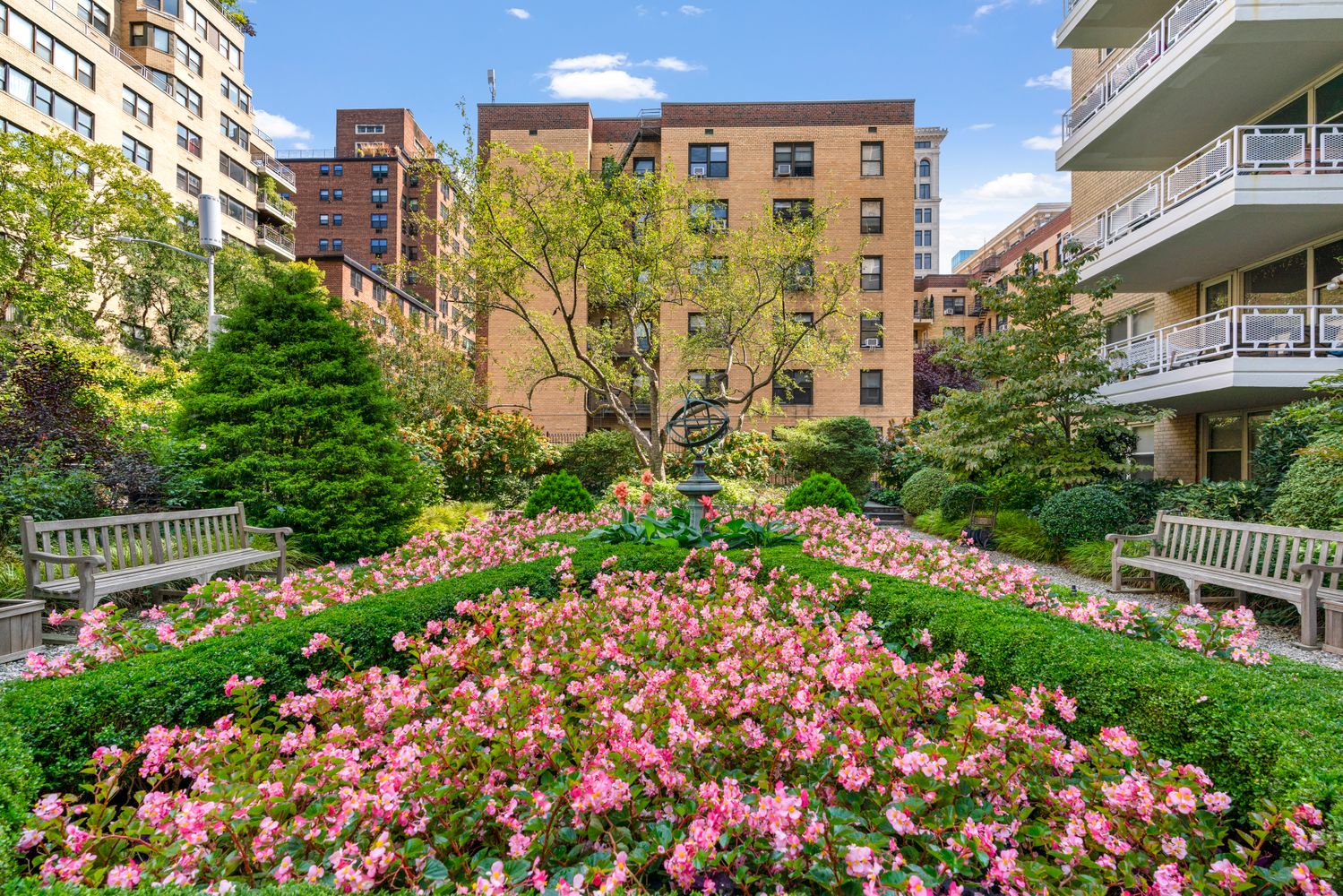 40 East 9th Street, Unit 6M Manhattan, NY 10003 - Photo 15 of 22 a view of a multi story building