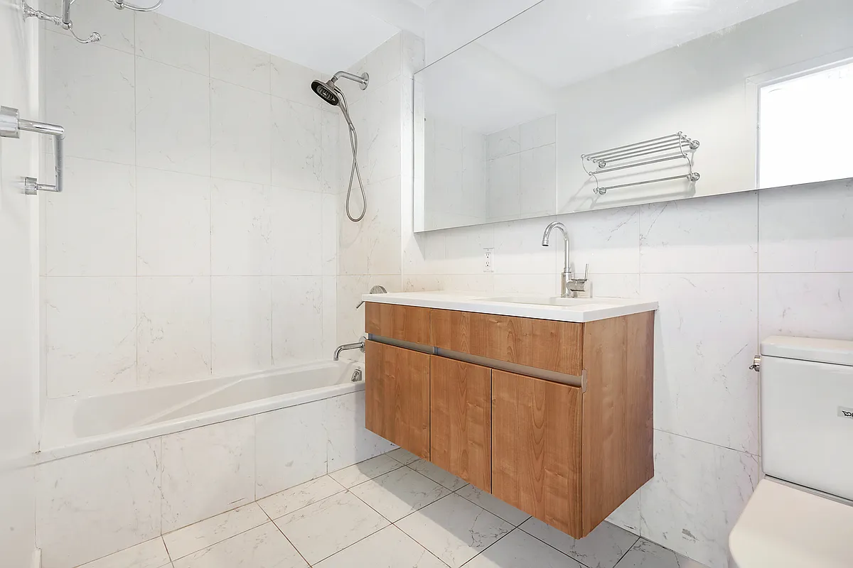 11-25 45th Avenue, Unit 4C Queens, NY 11101 - Photo 4 of 8