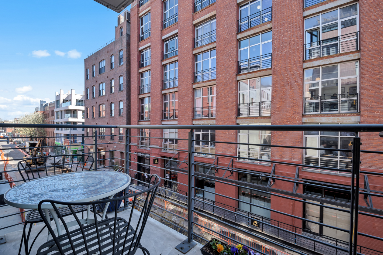 47 Bridge Street, Unit 3D Brooklyn, NY 11201 - Photo 15 of 27 a balcony with table and chairs
