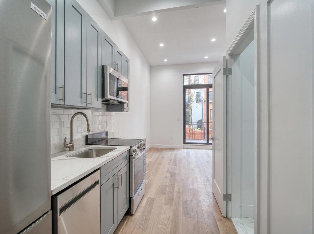 231 East 60th Street, Unit 1 Manhattan, NY 10022 - Photo 2 of 9
