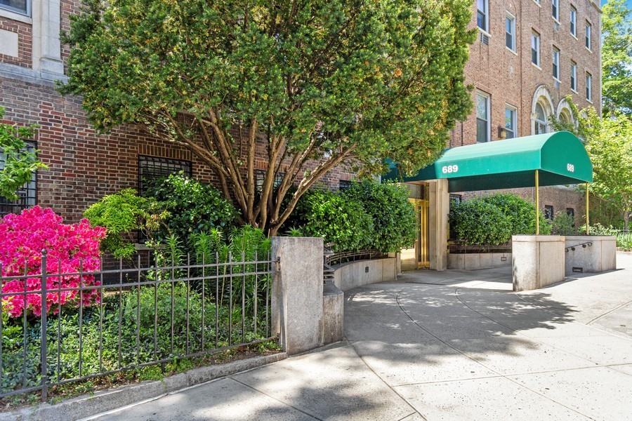 689 Fort Washington Avenue, Unit 4B Manhattan, NY 10040 - Photo 8 of 13 a view of a yard with plants and a bench