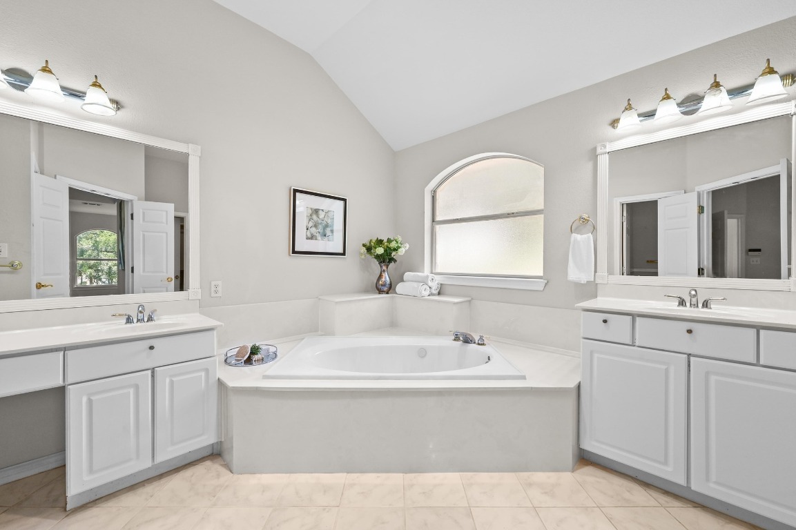 111 Trinity Street Cedar Creek, TX 78612 - Photo 19 of 38 a bathroom with a tub a sink and mirror
