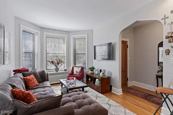 $1,200,000 | 2020 West Waveland Avenue, Chicago, IL 60618