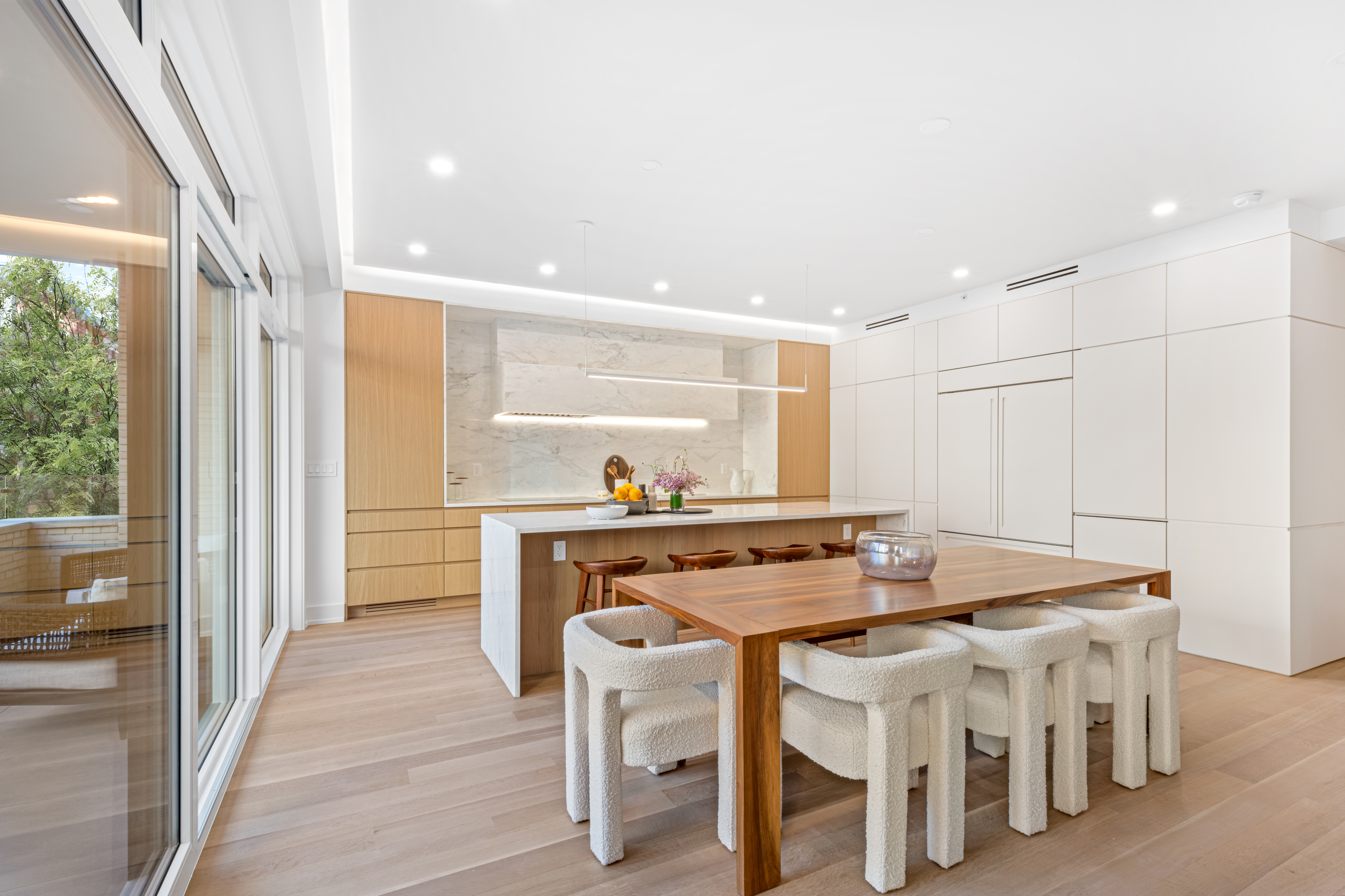 420 East 75th Street, Unit 6 Manhattan, NY 10021 - Photo 2 of 25 a kitchen with a table and chairs in it