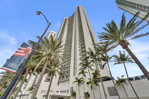 $3,149,000 | 15901 Collins Avenue, Unit 4301, Sunny Isles Beach, FL 33160