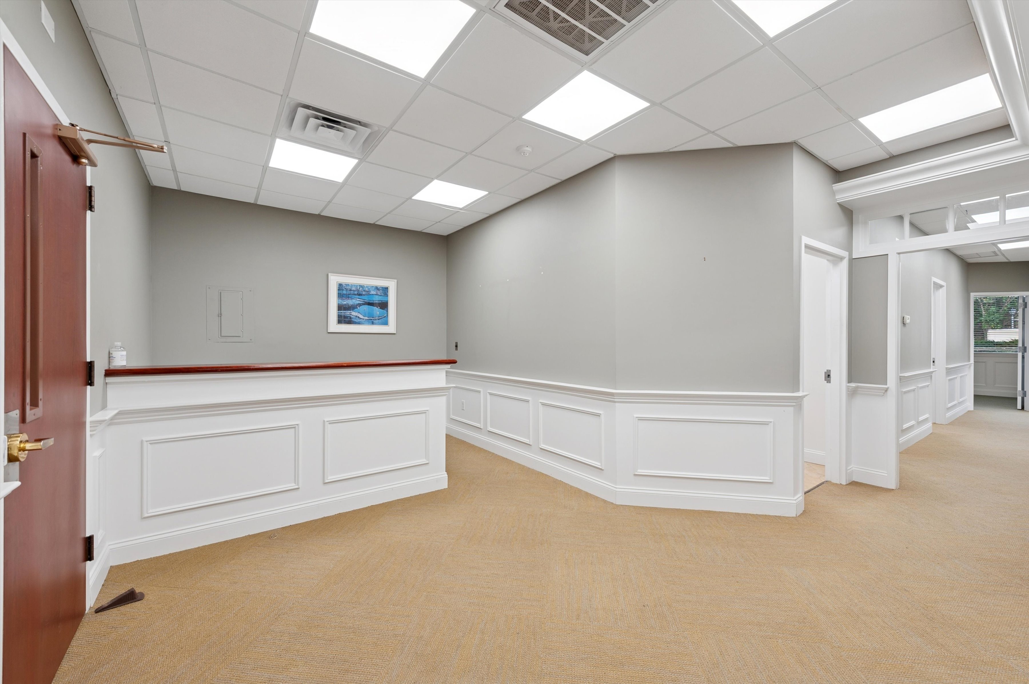 300 Pantigo Road East Hampton, NY 11937 - Photo 16 of 18 a spacious bathroom with a bathtub and a sink