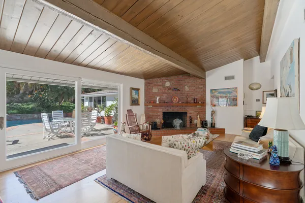 $2,399,000 | 913 Chattanooga Avenue, Pacific Palisades, CA 90272
