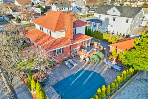 $2,000,000 | 142-15 Newport Avenue | Neponsit