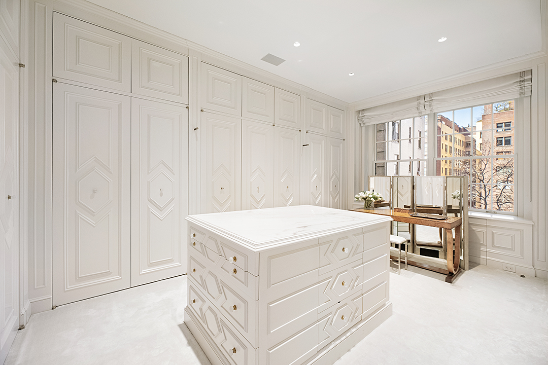 730 Park Avenue, Unit 7/8A Manhattan, NY 10021 - Photo 15 of 26 a spacious bedroom with a bed and a table in it