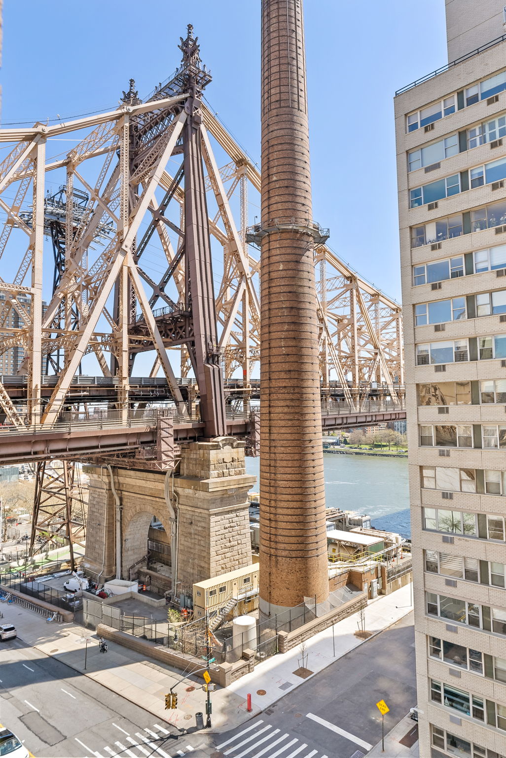 40 Sutton Place, Unit 9J Manhattan, NY 10022 - Photo 6 of 11 a house view with a outdoor space