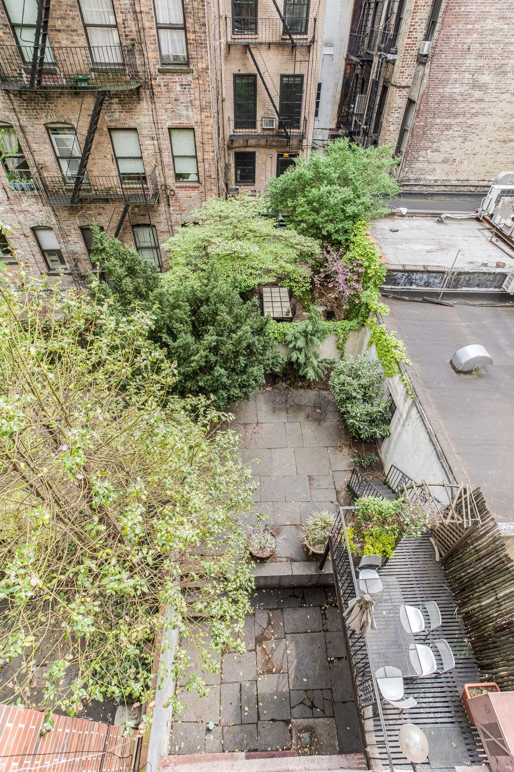 206 East 30th Street Manhattan, NY 10016 - Photo 18 of 21 a backyard of a house with lots of green space