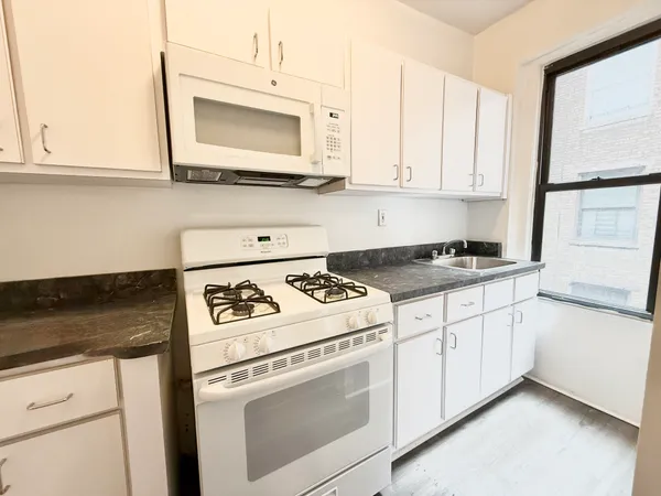 $2,400 | 30 Seaman Avenue, Unit 2K | Inwood