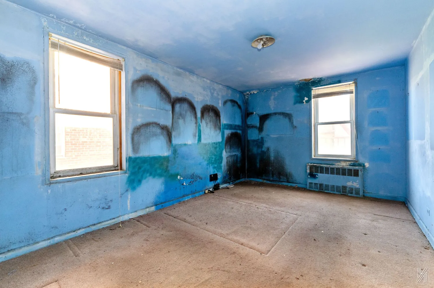 a view of empty room with windows