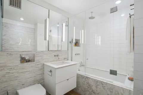 $949,000 | 200 Central Park South, Unit 18L | Central Park South