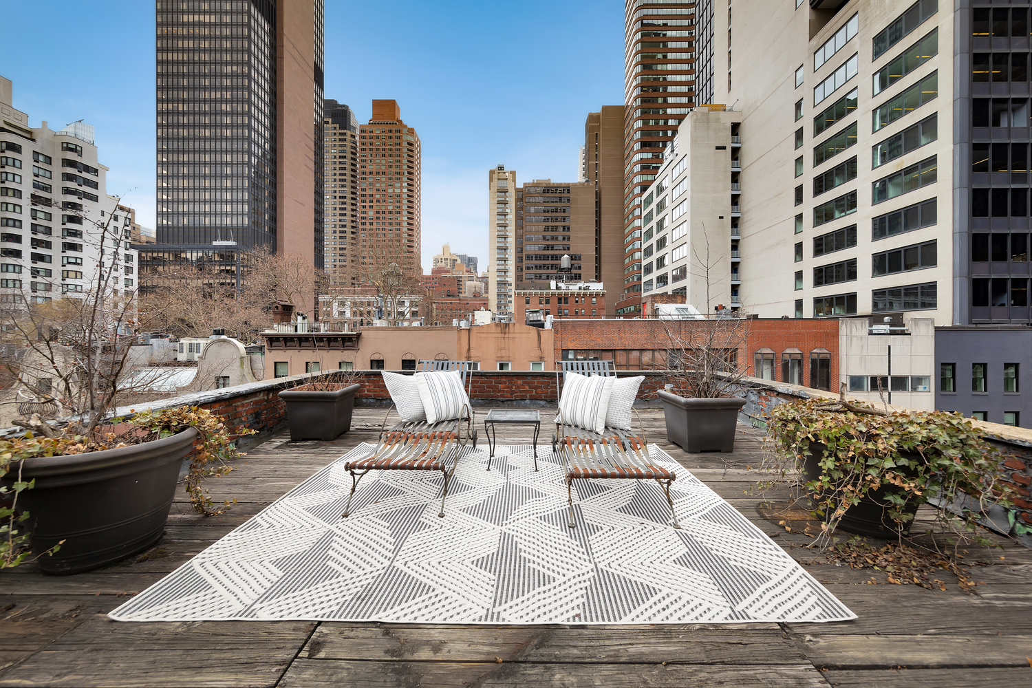 219 East 49th Street Manhattan, NY 10017 - Photo 13 of 19 a view of outdoor space with seating area