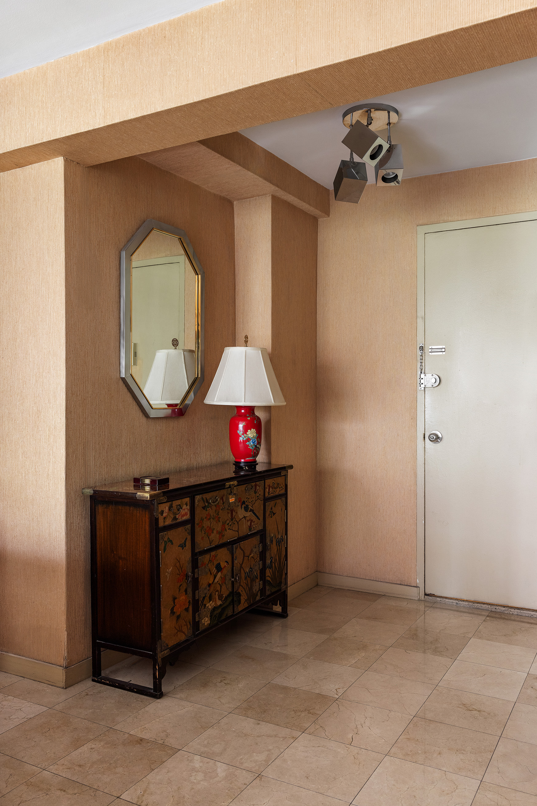 515 East 85th Street, Unit 6D Manhattan, NY 10028 - Photo 14 of 16 a view of a livingroom with furniture