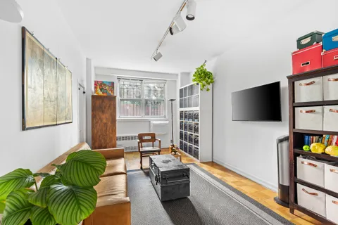 $610,000 | 401 East 74th Street, Unit 1A | Lenox Hill