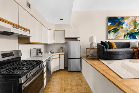 $850,000 | 450 Clinton Street, Unit 4D | Carroll Gardens
