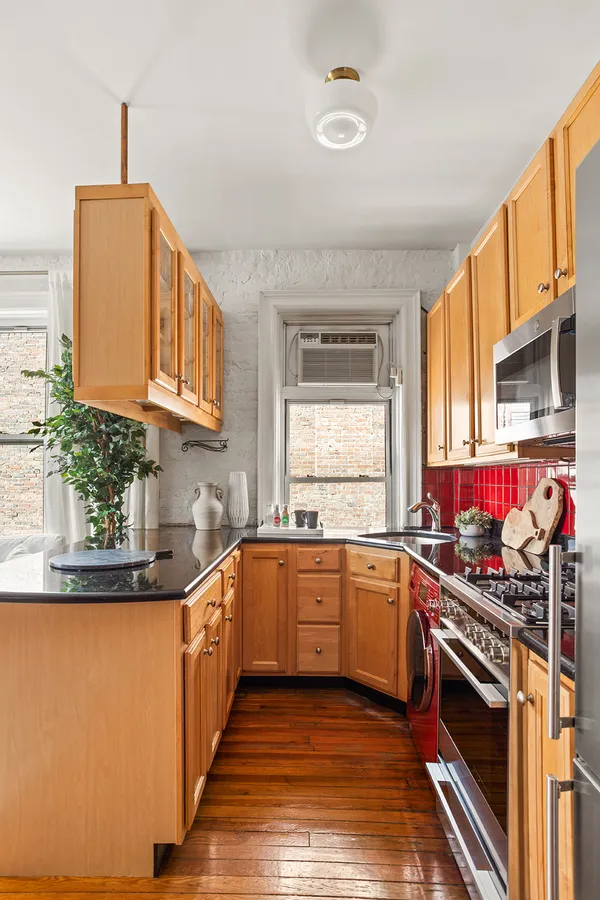 $925,000 | 210 East 17th Street, Unit 5C | Gramercy