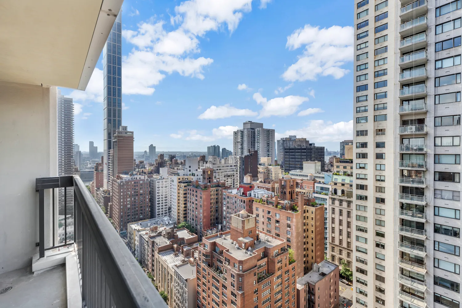 $1,290,000 | 300 East 59th Street, Unit 2601 | Sutton Place