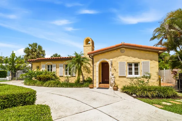 $2,400,000 | 145 Northeast Spanish Court, Boca Raton, FL 33432