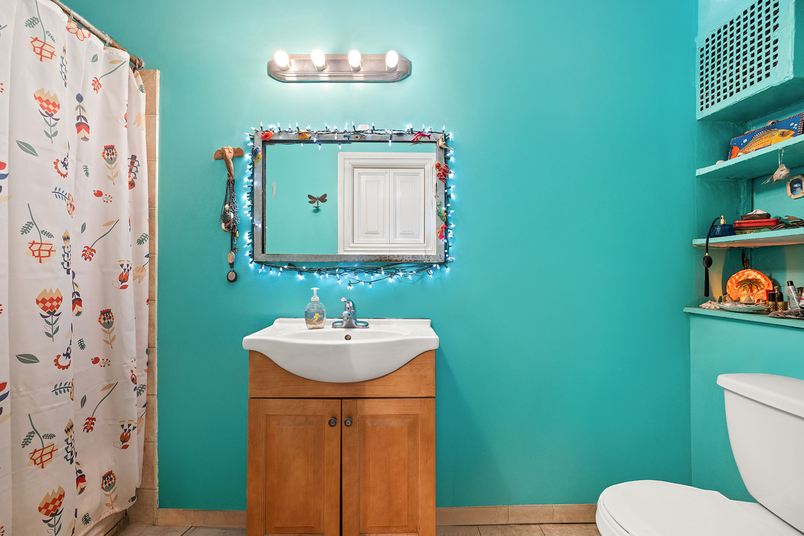33 Park Place Brooklyn, NY 11217 - Photo 5 of 18 a bathroom with a toilet sink and mirror