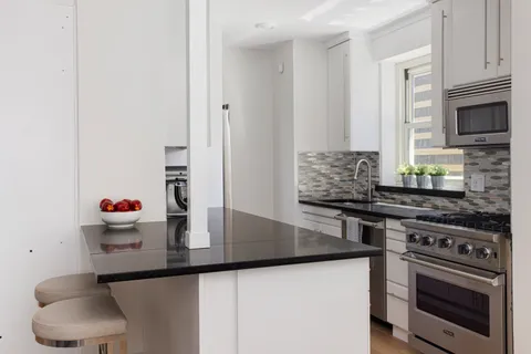 $1,795,000 | 159 West 53rd Street, Unit 34E | Theater District