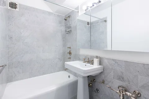 $895,000 | 249 East 48th Street, Unit 16E | Midtown East